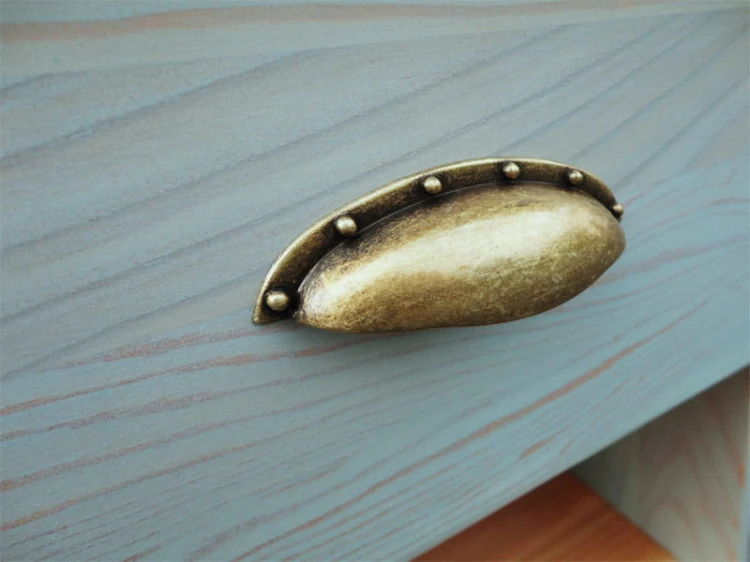 komoda drewniana kDM-2a, drewno modrzew, wykończenie patyna niebieska gładka, elementy modrzew bezbarwny, wieniec profilowany, uchwyt - muszelka C192